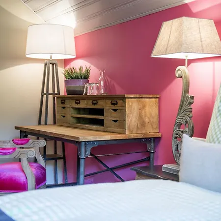 Bed & Breakfast Waldruhe - Bett, Fruehstueck & Ein Laecheln